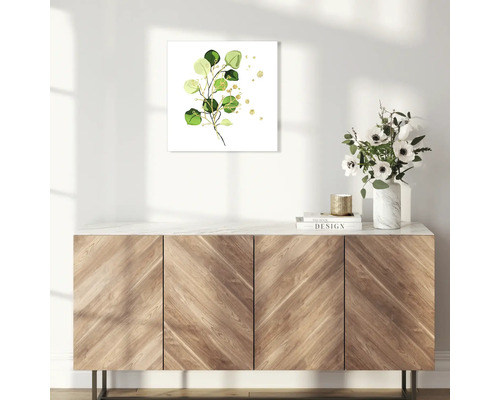 Dekorative Leinwand mit Eukalyptusmotiv über einem Holzschrank