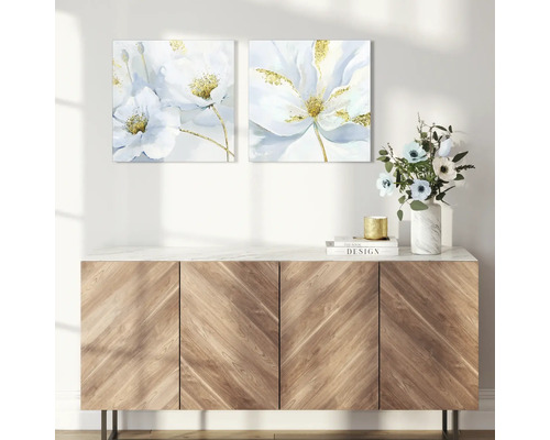 Dekoratives Arrangement mit zwei Blumenbildern, Sideboard, Vase und Dekoration