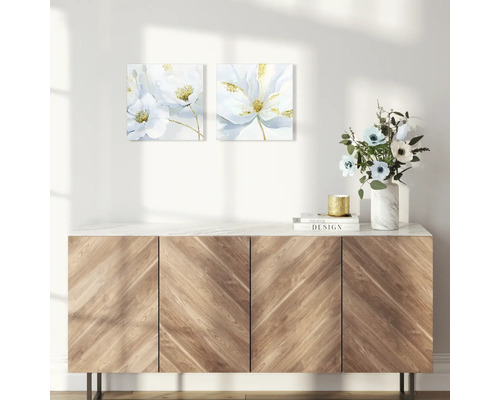 Wohnzimmer mit Anrichte, zwei Blumenbildern und Dekoration