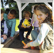 Kinder spielen im Sandkasten mit Spielzeug