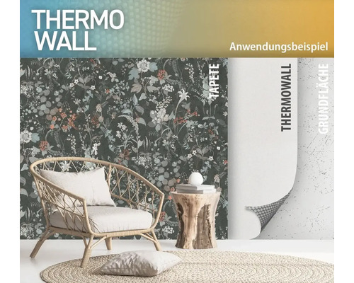 Raumansicht mit Thermotapete mit Pflanzenmuster, Rattansessel und Holzhocker