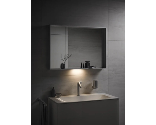 Modernes Badezimmer mit Waschbeckenunterschrank, Spiegel und Beleuchtung.