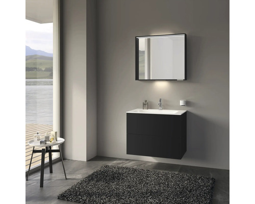 Modernes Badezimmer mit Waschbeckenunterschrank, Spiegel und Teppich