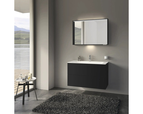 Modernes Badezimmer mit schwarzem Waschtischunterschrank, Spiegel mit Beleuchtung und grauem Teppich