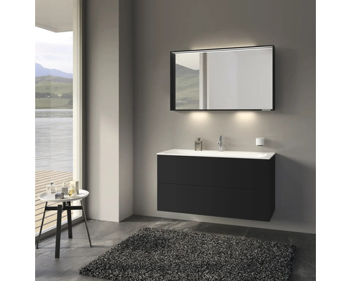 Modernes Badezimmer mit schwarzem Waschtischunterschrank, Spiegel mit Beleuchtung und grauem Teppich.