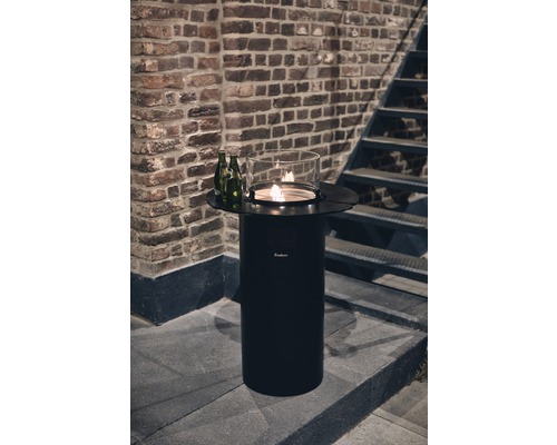 Enders Ambiente Feuertisch mit Glaszylinder und Getränken auf einer Terrasse