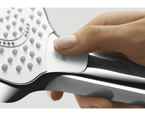 Nahaufnahme einer Hand, die eine Select Taste an einem Duschkopf bedient