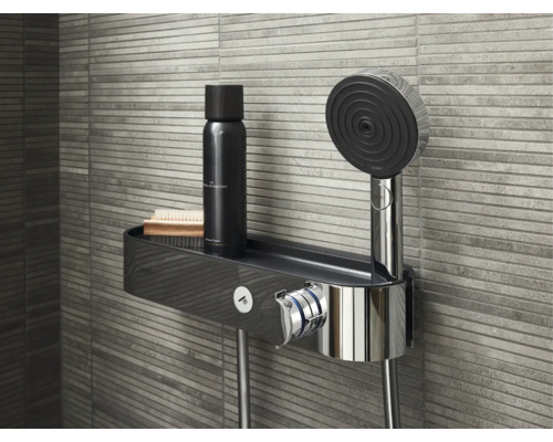 Duscharmatur mit Ablage, Handbrause und Duschpflegeprodukt