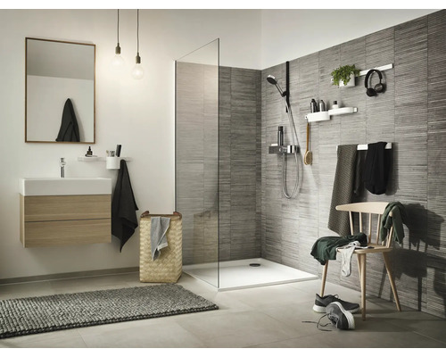 Modernes Badezimmer mit Dusche, Waschtisch und Accessoires