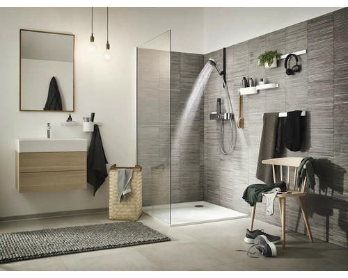 Helles Badezimmer mit Dusche, Waschbeckenunterschrank, Spiegel und Dekorationen