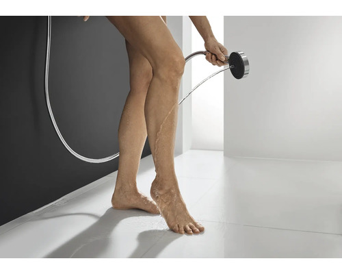 Person unter der Dusche mit Handbrause