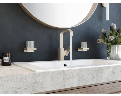 Badezimmer-Interieur mit Waschbecken, Armatur, Spiegel, Zahnglas und Dekoration