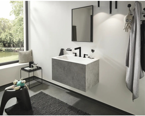 Modernes Badezimmer mit Waschbecken, Spiegel und Dekorationen.