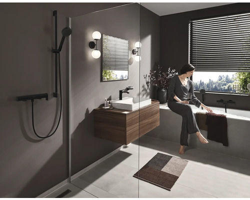 Modernes Badezimmer mit Dusche, Waschbeckenunterschrank, Badewanne und entspannender Atmosphäre