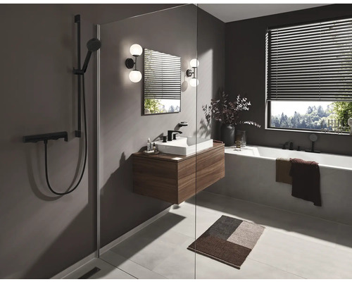 Badezimmer mit Dusche, Waschbecken, Spiegel und Badewanne für eine moderne Badezimmergestaltung.