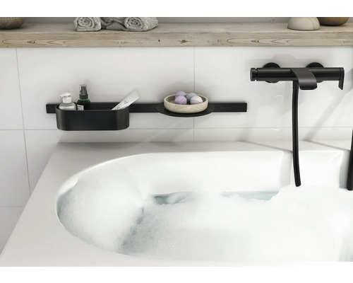 Badezimmer mit Badewanne, Armatur und Ablage für Badutensilien