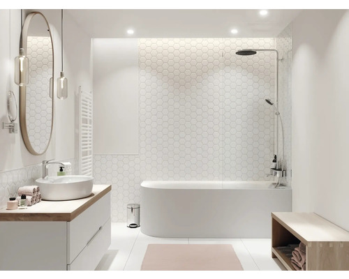 Modernes Badezimmer mit freistehender Badewanne, Waschbecken, Spiegel und Ablagefläche