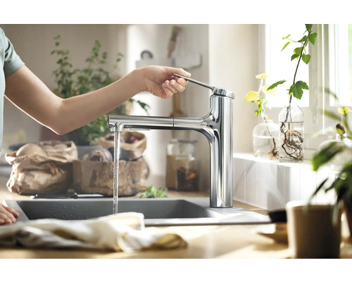 Küchenarmatur mit Wasserhahn in einer hellen Küche.