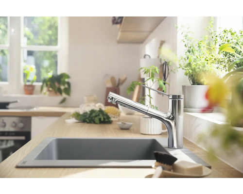 Küchenszene mit Spültischarmatur, Spülbecken und Arbeitsplatte