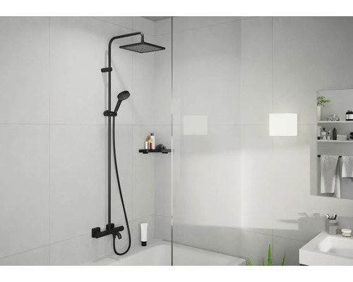 Badezimmer mit Duscharmatur inklusive Kopfbrause und Handbrause.