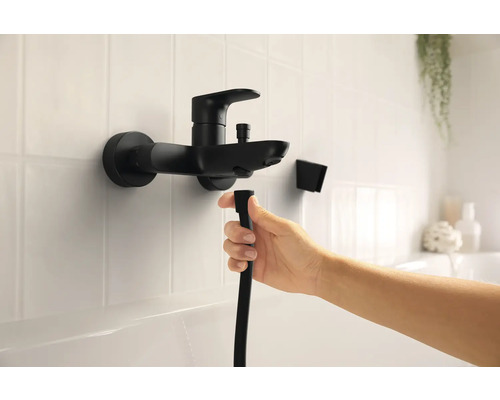 Schwarze Aufputz-Badewannenarmatur mit Brauseschlauch und Halterung