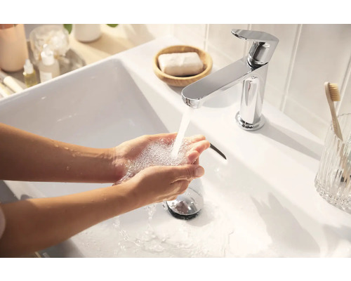 Hände werden unter einem Wasserhahn in einem Waschbecken gewaschen.