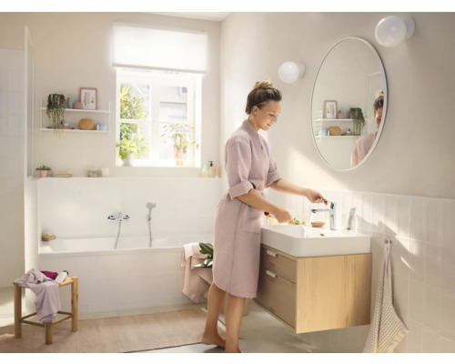 Helles Badezimmer mit Badewanne, Waschtisch und Spiegel