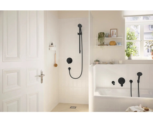 Badezimmer mit Dusche, Badewanne und Armaturen