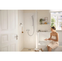 Helles Badezimmer mit Dusche, Badewanne und einer Frau mit Handtuch