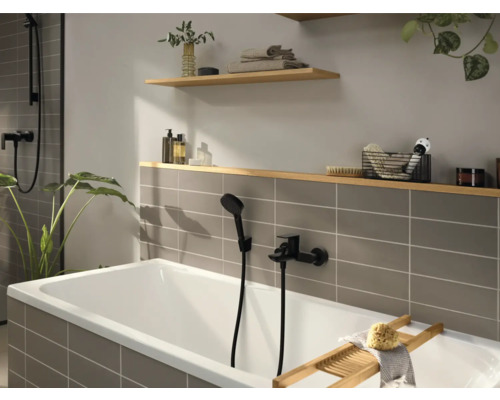 Modernes Badezimmer mit Badewanne, Armaturen und Regalen