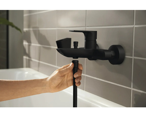 Armatur im Badezimmer mit Brauseschlauch wird montiert