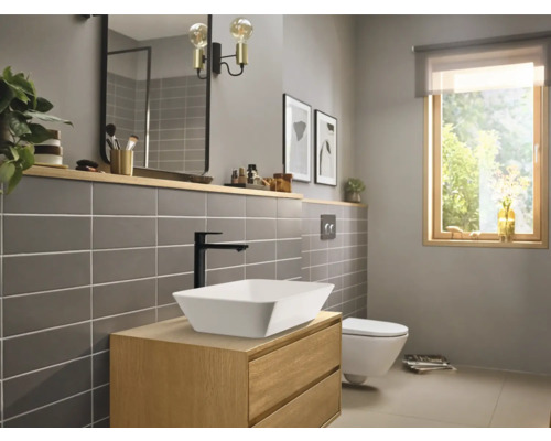 Helles Badezimmer mit Waschtisch, Aufsatzwaschbecken und Wand-WC