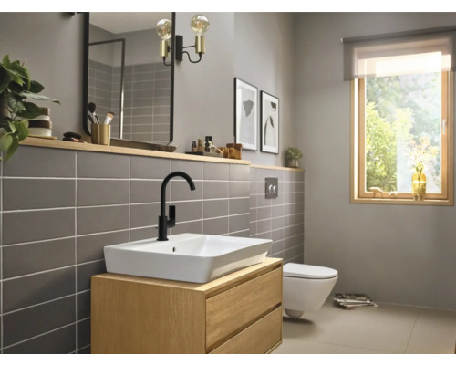 Helles Badezimmer mit Waschtisch, Spiegel, Toilette und Fenster für ein entspannendes Ambiente