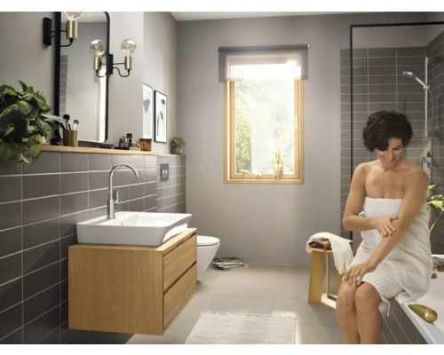 Modernes Badezimmer mit Waschtisch, Spiegel, Handtuch und Dusche