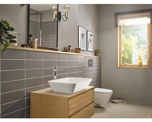 Modernes Badezimmer mit Waschtisch, Aufsatzwaschbecken und Wand-WC.