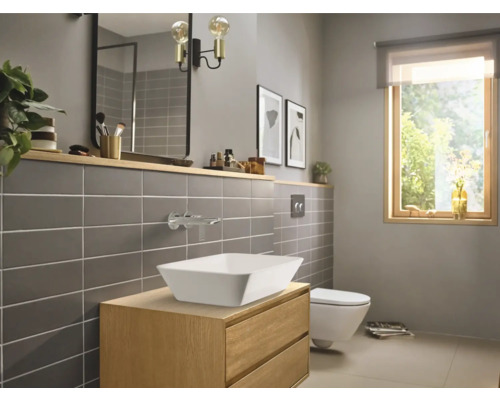 Modernes Badezimmer mit Waschtisch, Aufsatzwaschbecken und Wand-WC.