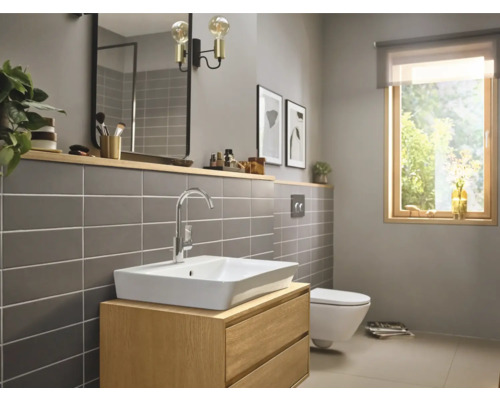 Helles Badezimmer mit Waschtisch, Spiegel, Toilette und Fenster für ein freundliches Ambiente