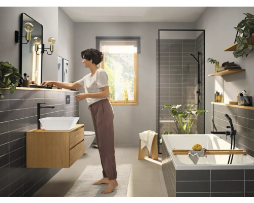 Helles Badezimmer mit Waschtisch, Spiegel, Badewanne und Duschabtrennung