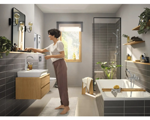 Modernes Badezimmer mit Badewanne, Waschtisch und Spiegel