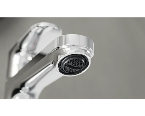 Verchromter Wasserhahn mit Wassersparfunktion