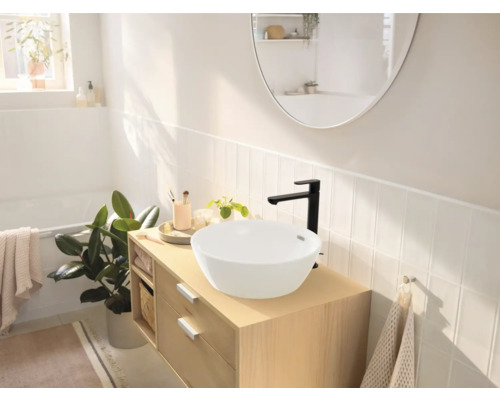 Helles Badezimmer mit Aufsatzwaschbecken, Waschtisch und Armatur