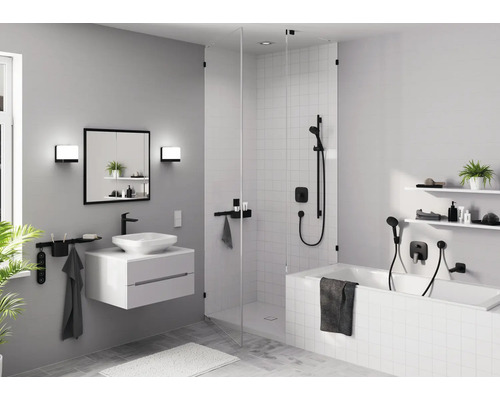 Modernes Badezimmer mit Waschtisch, Dusche und Badewanne in hellen Farben