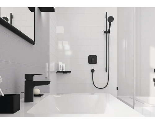 Badezimmer mit Waschtisch, Armatur und Dusche