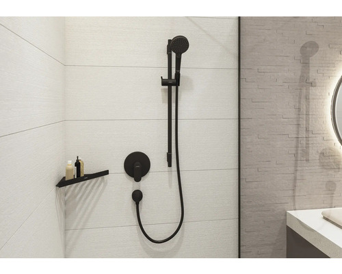 Badezimmer mit dunkler Duscharmatur und Ablage