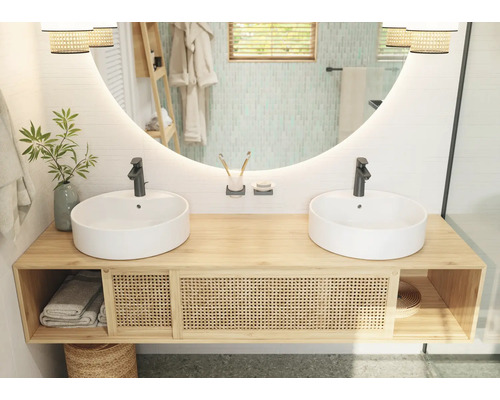 Badezimmer mit Doppelwaschtisch, runder Spiegel mit Beleuchtung und Bambusdetails
