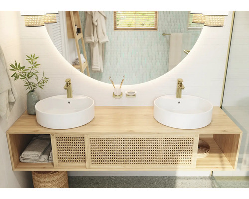 Badezimmer mit Doppelwaschtisch, Aufsatzwaschbecken, großem Spiegel und Holzunterschrank mit Rattanelementen.