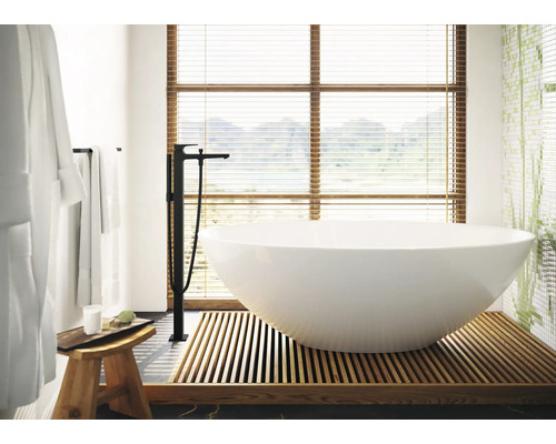 Badezimmer mit freistehender Badewanne, Armatur, Holzjalousien und Holzhocker