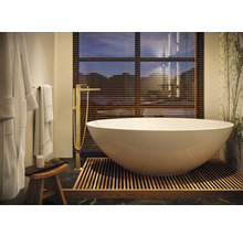 Freistehende Badewanne im Badezimmer mit Armatur, Hocker und Handtüchern