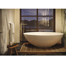 Badezimmer mit freistehender Badewanne, Holzjalousien und modernem Design
