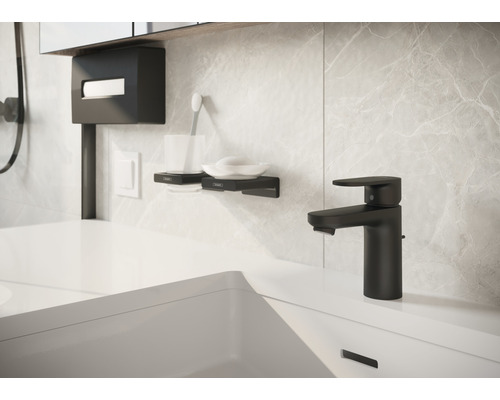 Modernes Badezimmer mit Waschbecken, Armatur und Accessoires